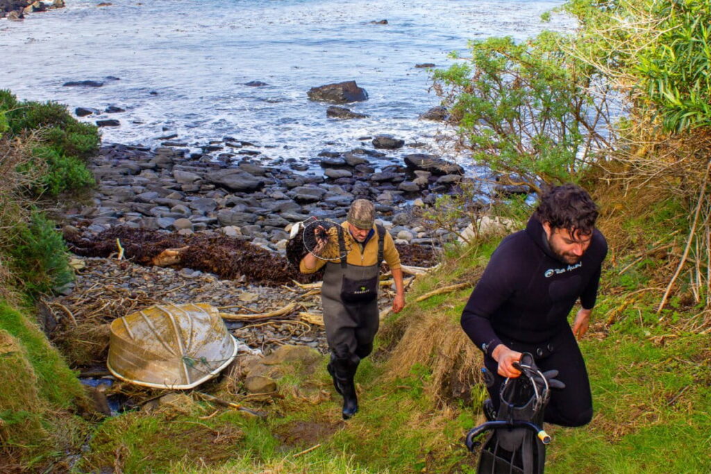 2-Members-of-the-Kai-Tahu-marine-ranger-team-2-1200x800.jpg