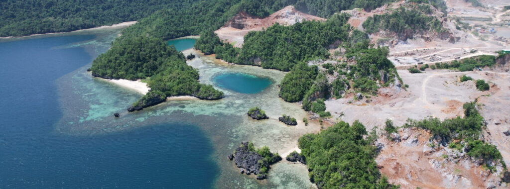 2.-Aktivitas-tambang-batu-gamping-berbatasan-langsung-dengan-KKD-Teluk-Moramo-2400x890-1.jpg