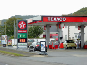 Petrol_station_at_Llanrhystud_Ceredigion_-_geograph.org_.uk_-_4726531.jpg