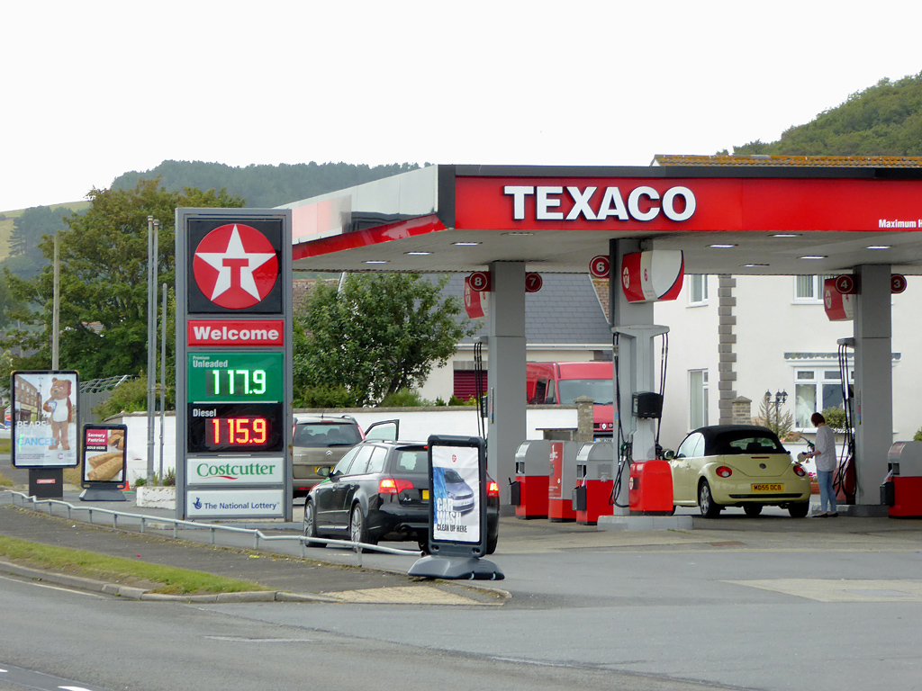 Petrol_station_at_Llanrhystud_Ceredigion_-_geograph.org_.uk_-_4726531.jpg